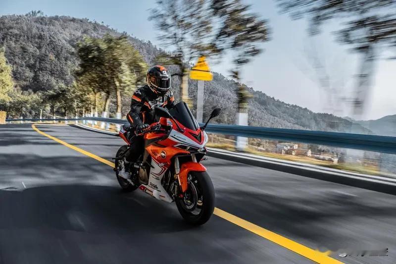 卡罗拉1.2T动力够不够用，得看使用场景。它最大马力116匹，最大扭矩185牛·