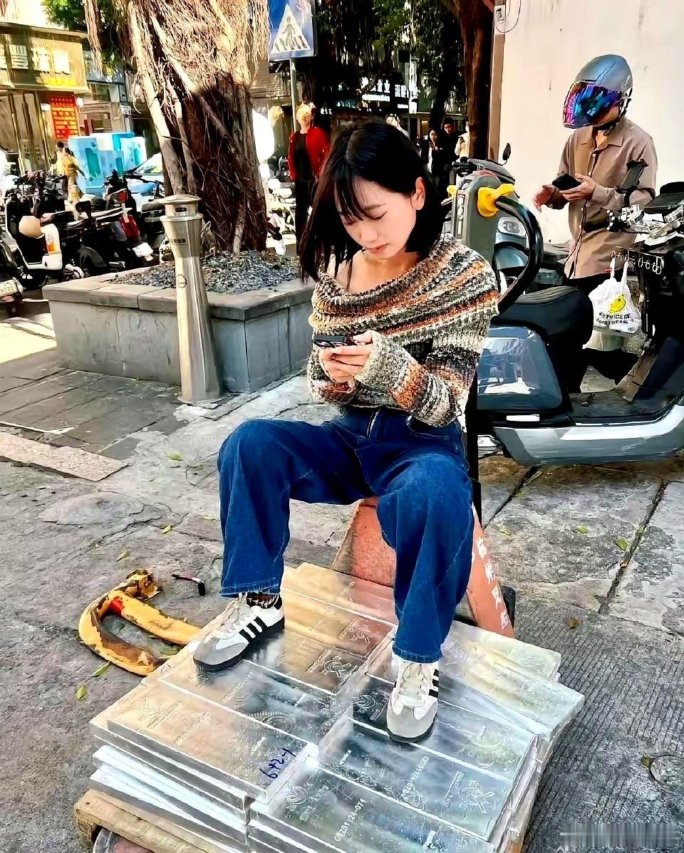 这个魔都女子脚下的白银是用于期货现货交割的白银。大概55块，每块15公斤。共82