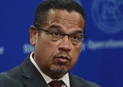 太疯了，前天美国明尼苏达州彻底炸了，在一家甜甜圈店外37岁的急诊室护士普雷蒂，就