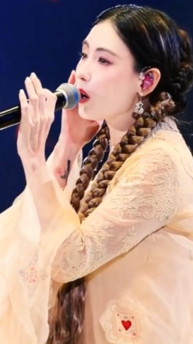 张柏芝的唱功不算专业级别，但有自身音色亮点，且后期对待演唱的态度值得肯定，整体属