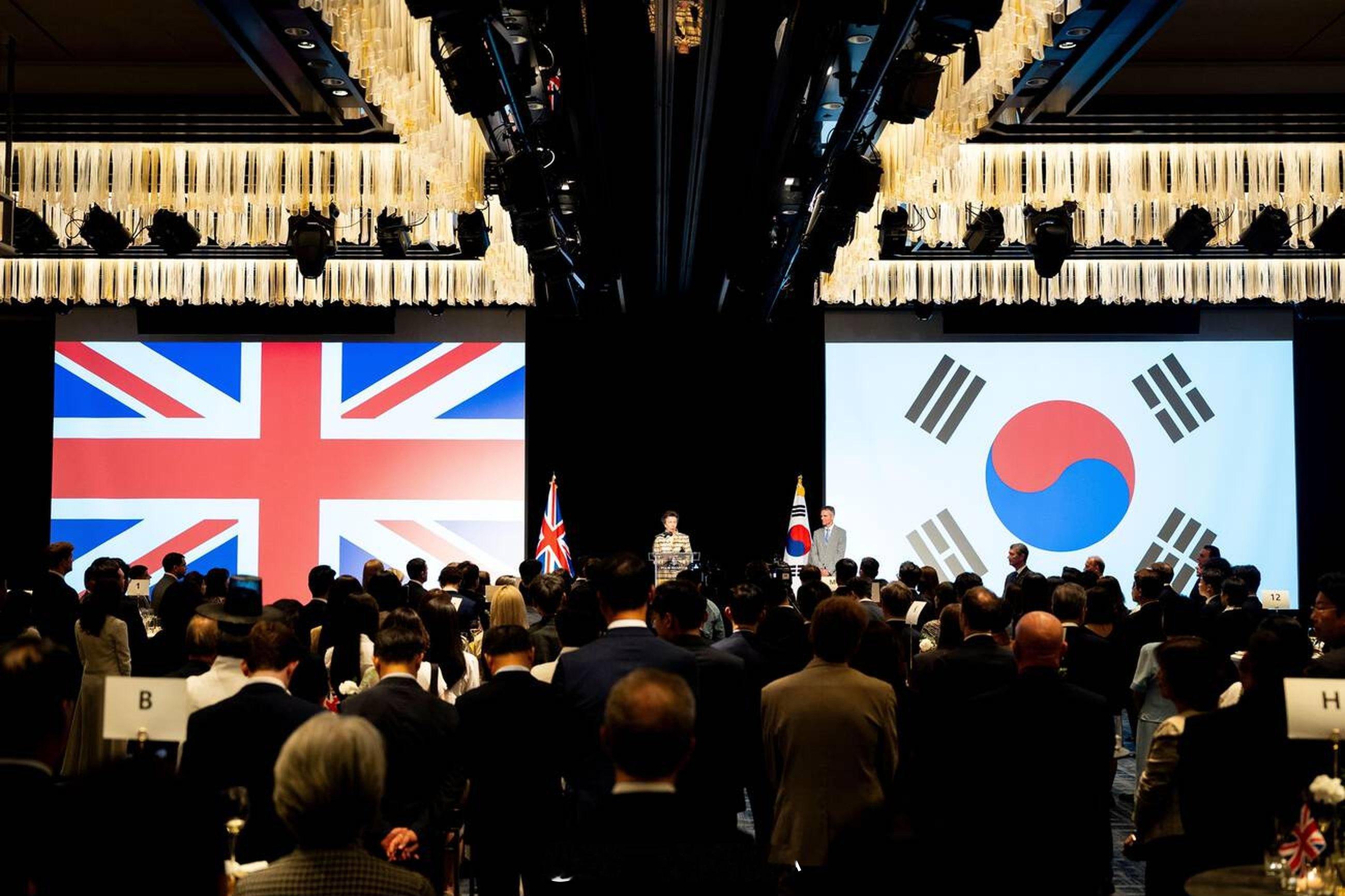 英国王室  今天安妮长公主和蒂莫西劳伦斯爵士在韩国首尔四季酒店参加英国驻韩大使馆