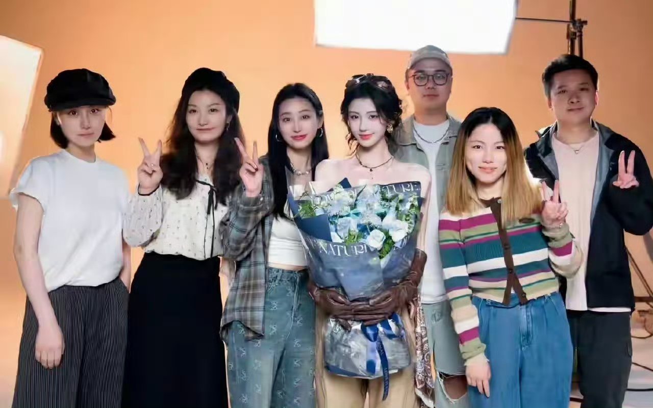 鞠婧祎究竟是脸小还是肩宽 ​ ​​​