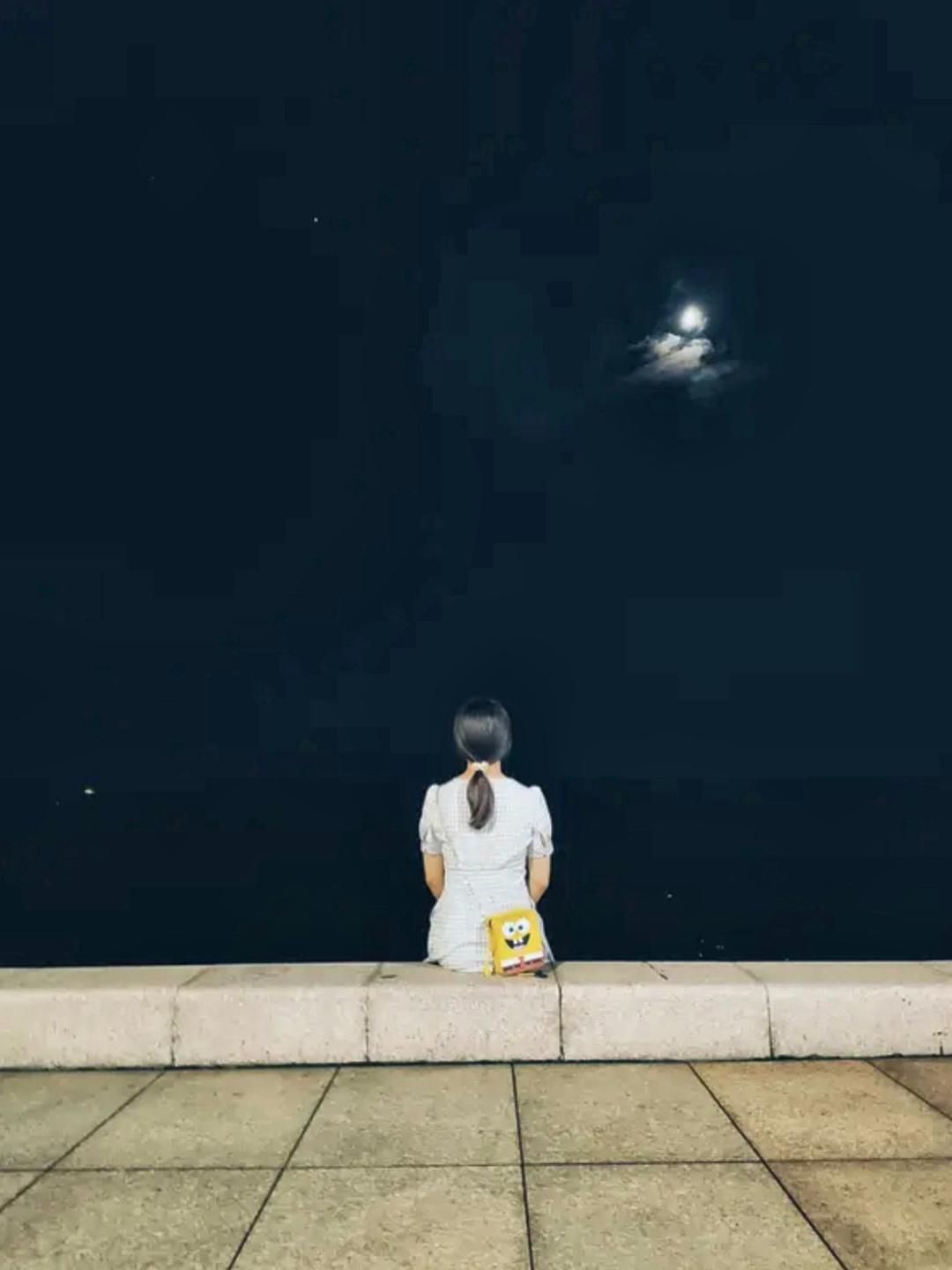 现代诗｜情话［原创］
作者：嘉陵江畔晨曦

在时光的褶皱里
我把思念酿成了酒
每