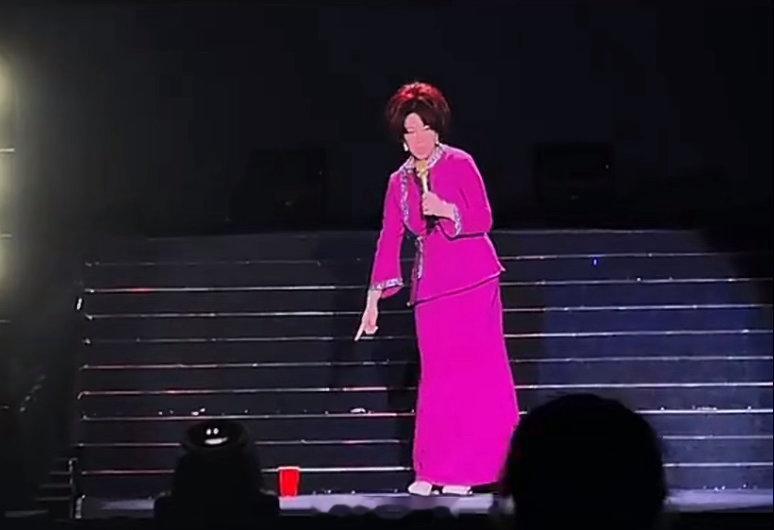 王赫野闯祸闯到蔡琴这了王赫野咖啡落蔡琴场上了笑不活了！王赫野这波操作真的绝，把咖