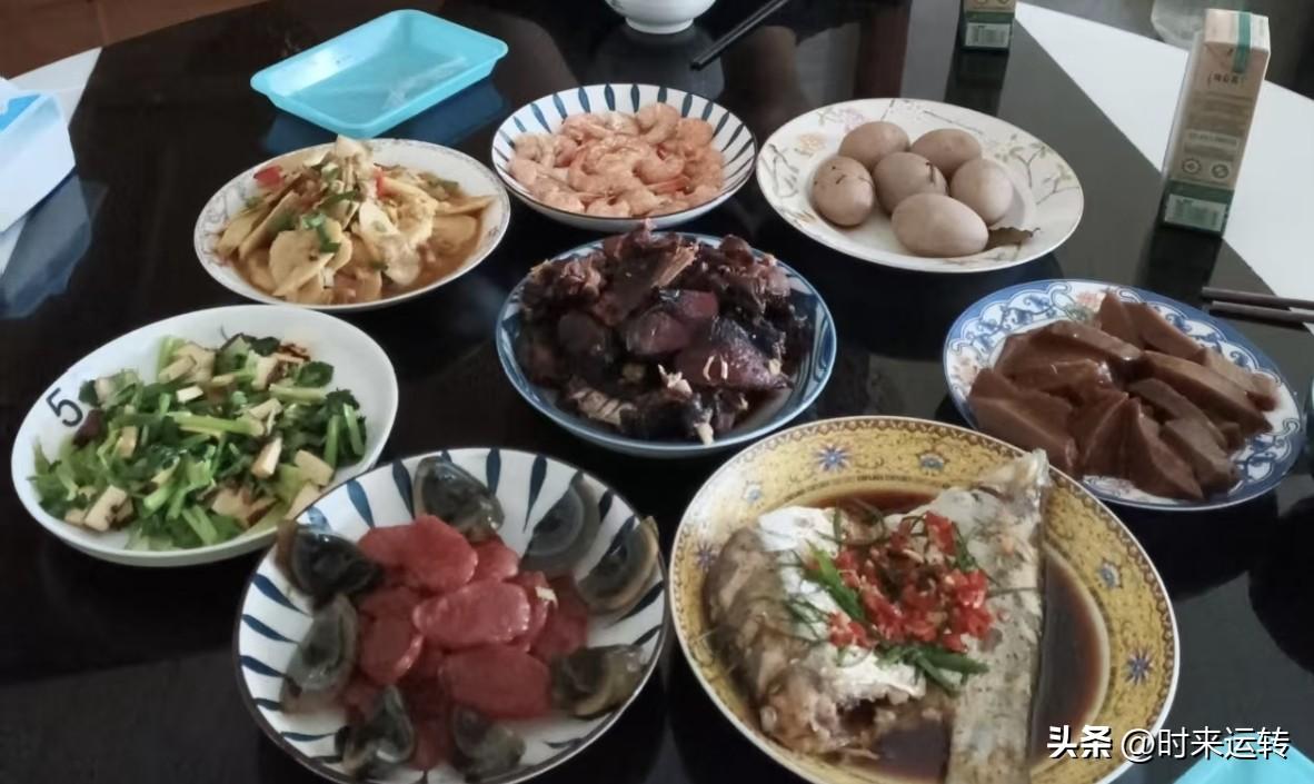 孩子因工作关系，独自去她姑姑家去拜年。
孩子依附她姑姑的人脉，毕业后谋得一份月薪