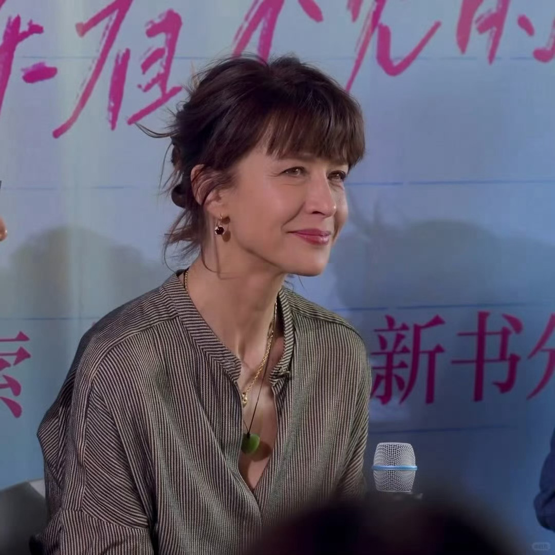 比papi更像苏菲玛索的人找到了 以前觉得papi酱是苏菲玛索分索，直到看到这张