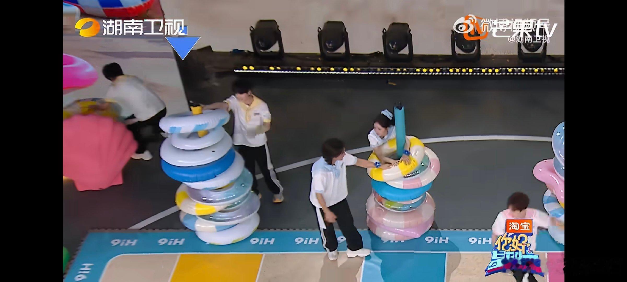 李昀锐是会捣乱的李昀锐出手一击必中谁都没料到李昀锐观察力格外敏锐，悄悄留意着对面