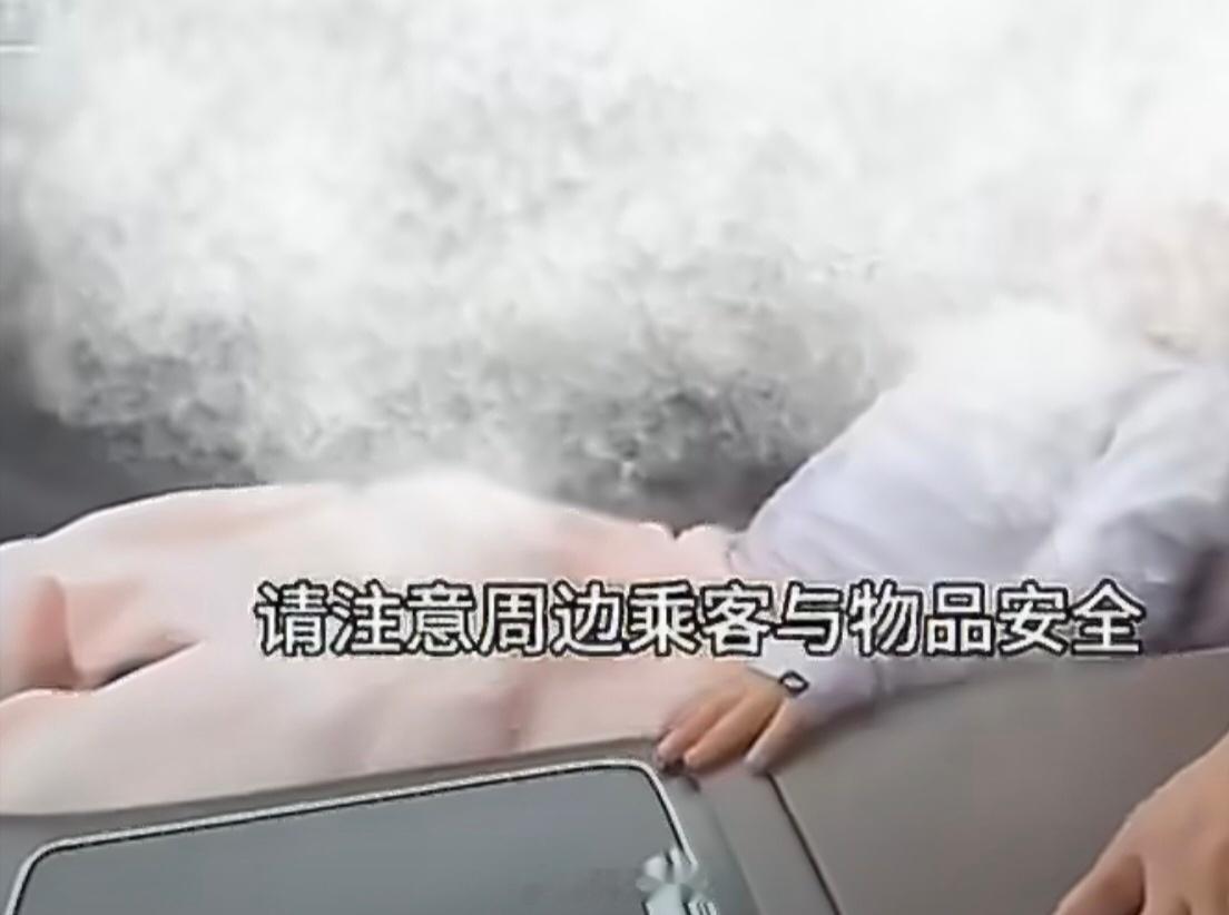 鸿蒙智行回应副驾折叠争议 视频剪辑了，前面是副驾调成零重力座椅——座椅展开，然后