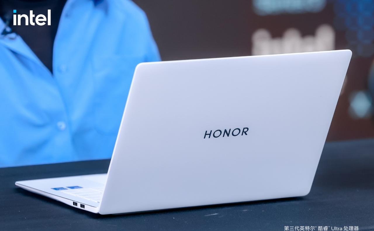 2026 Intel发布会杀出了荣耀轻薄本这个"显眼包"！本来以为发布会就是常规