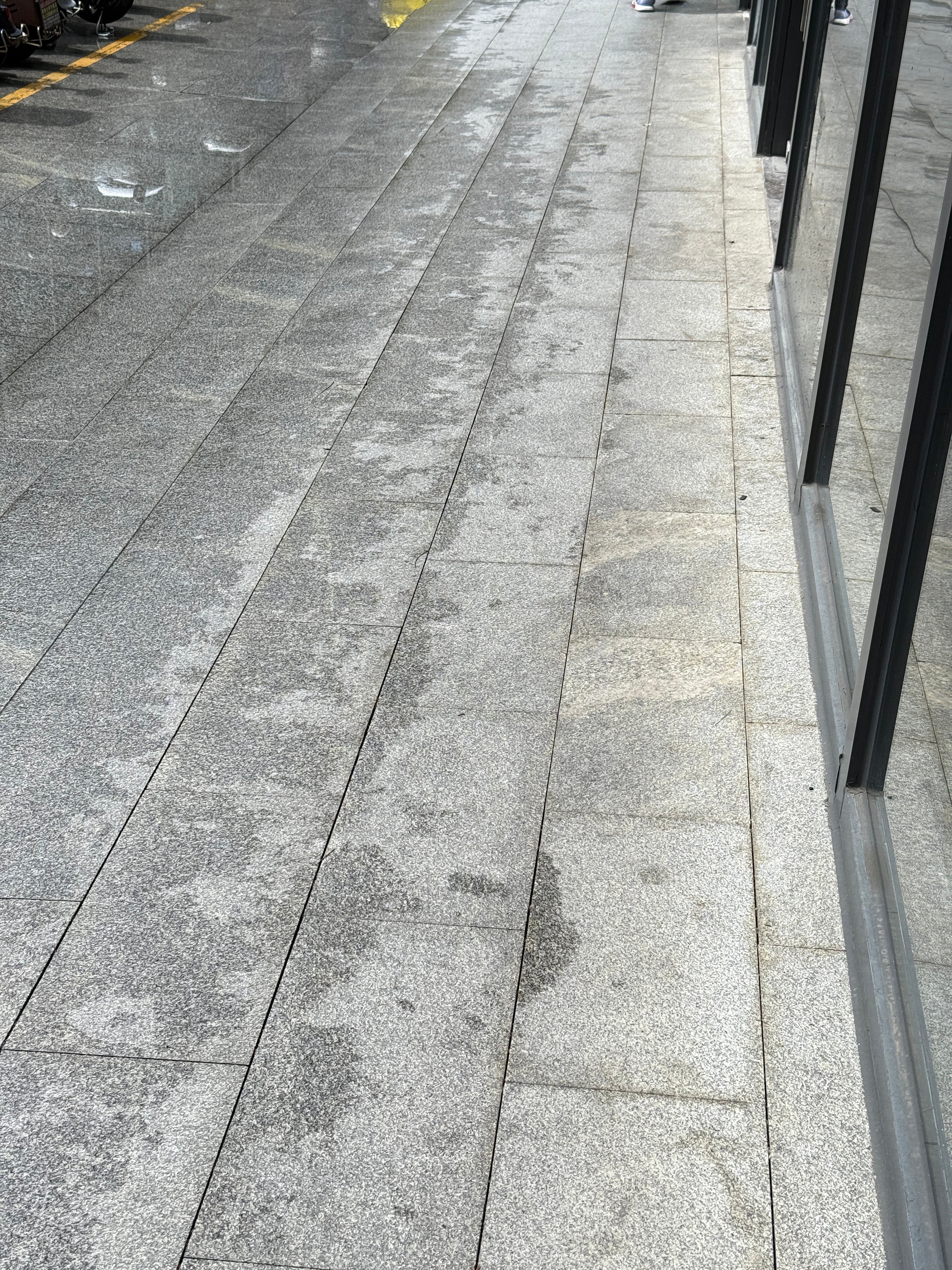 上班路上一直下雨结果我到了公司并且迟到以后雨停了[摊手][摊手]深圳天气你什么意
