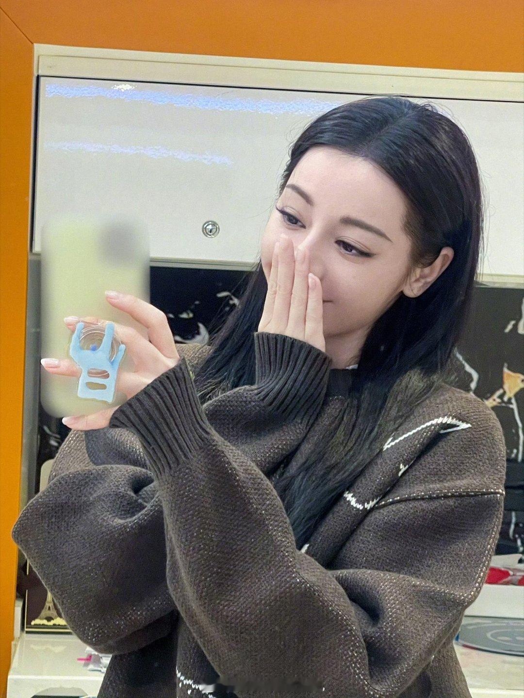 #迪丽热巴手机打码的原因#看来联想最近的新品发布会，有机会看到热巴啊[春游家族]