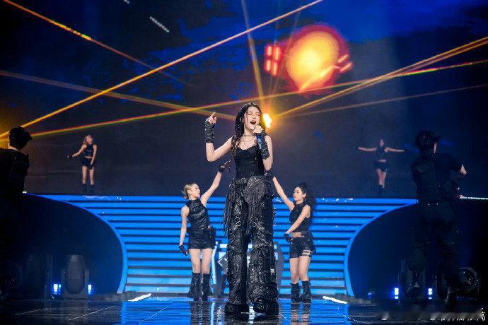 希林娜依高江苏卫视跨年舞台线索 导演这波玩得太妙！“高” 字精准点题，高音实力拉