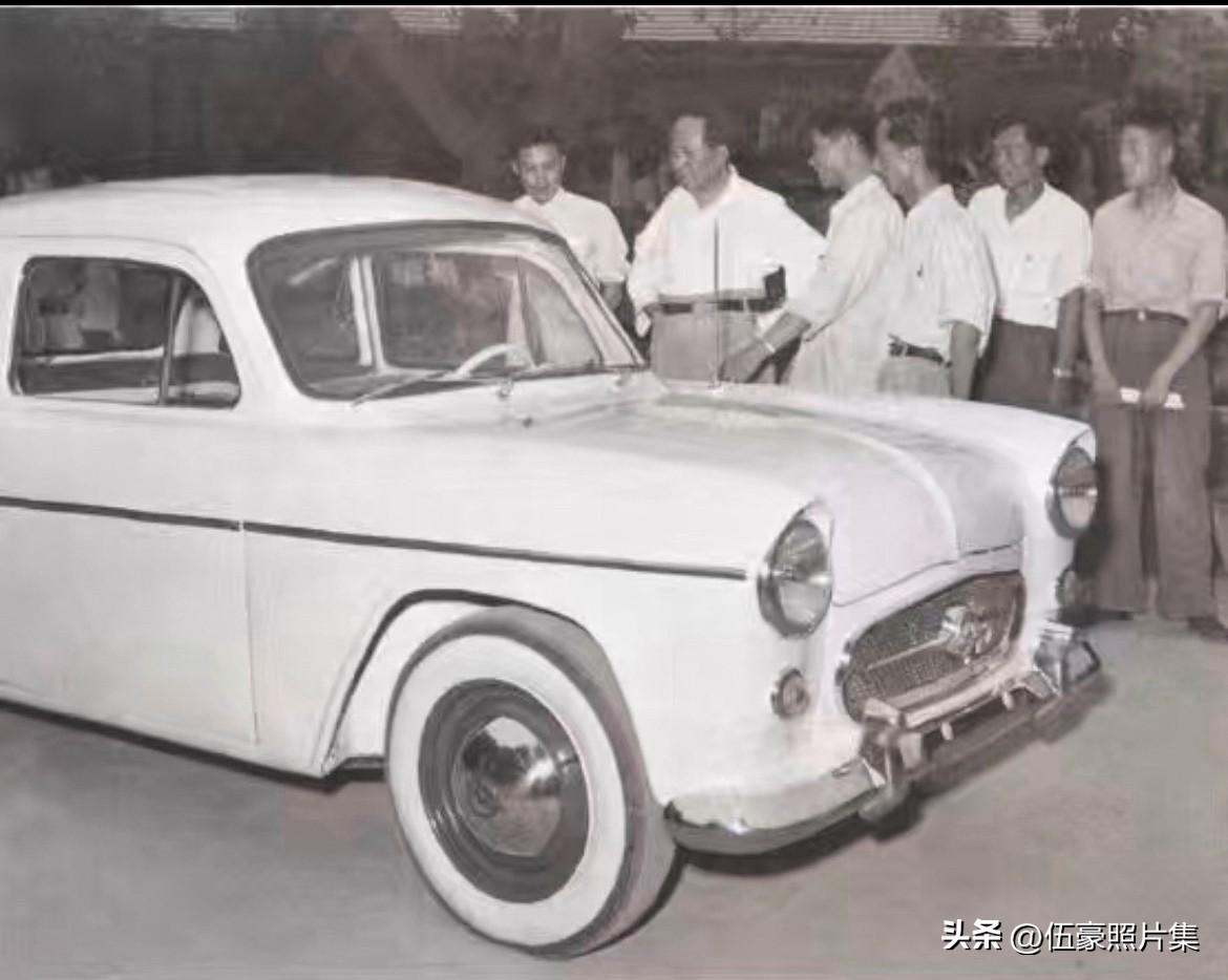 1958年6月20日，毛泽东同志在北京中南海参观“井冈山”牌小型轿车的场景。在之