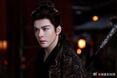 曾舜晞曾舜晞武拾光盯妻 别人盯妻含蓄，武拾光盯妻用尽全身力气。曾舜晞演出了最一本