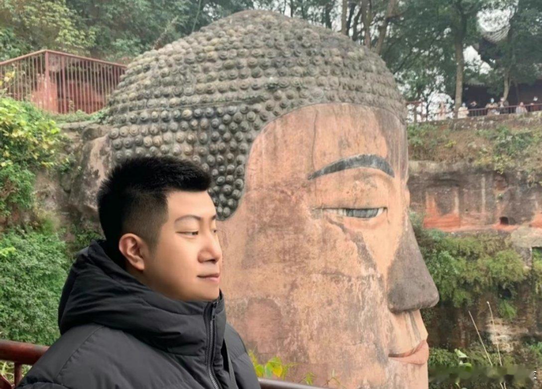 真像啊！哈哈哈[笑cry][笑cry][笑cry]#搞笑[超话]##护屌小编全家