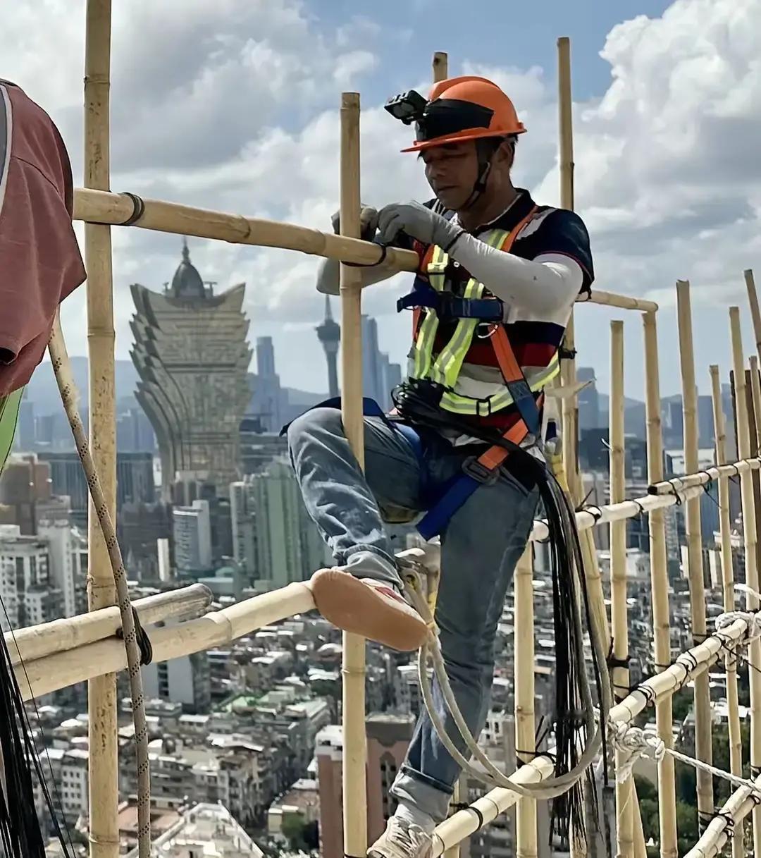 万万没想到
我现在真的很佩服香港建筑工人了，都什么年代了，还用的竹制脚手架，而且