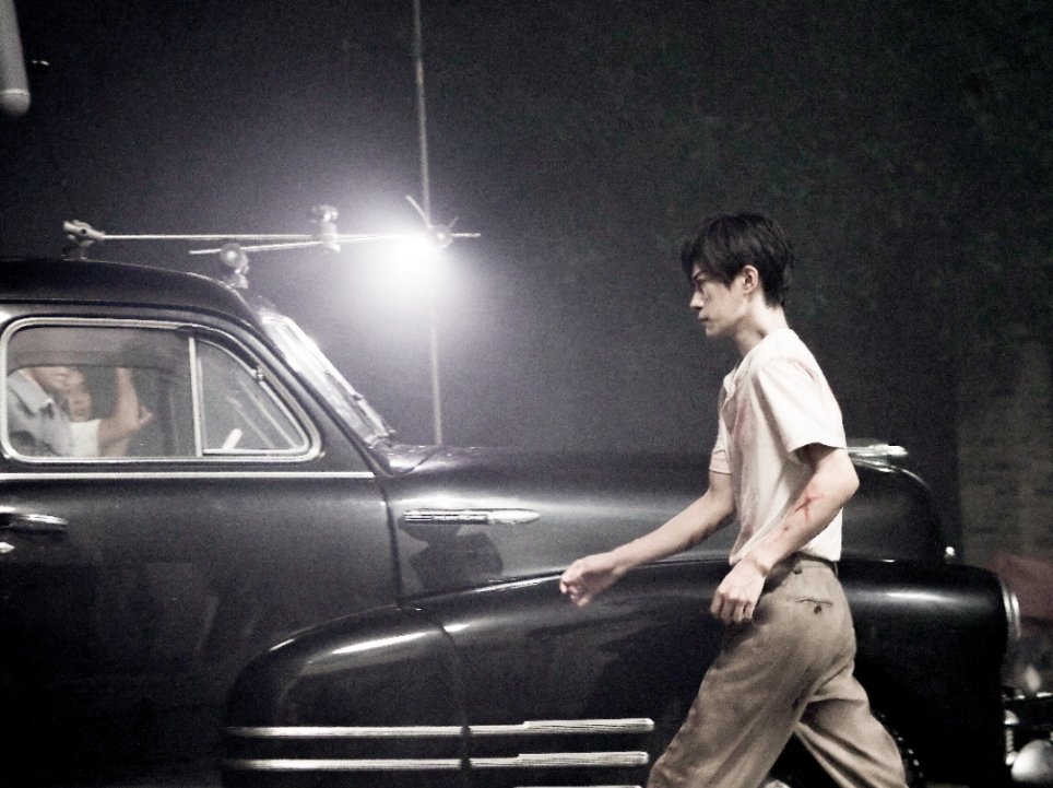 这车好高，一边亲一边往后退的时候后腰刚好抵住车头，长官可以搂着邱默云的腰向上提，