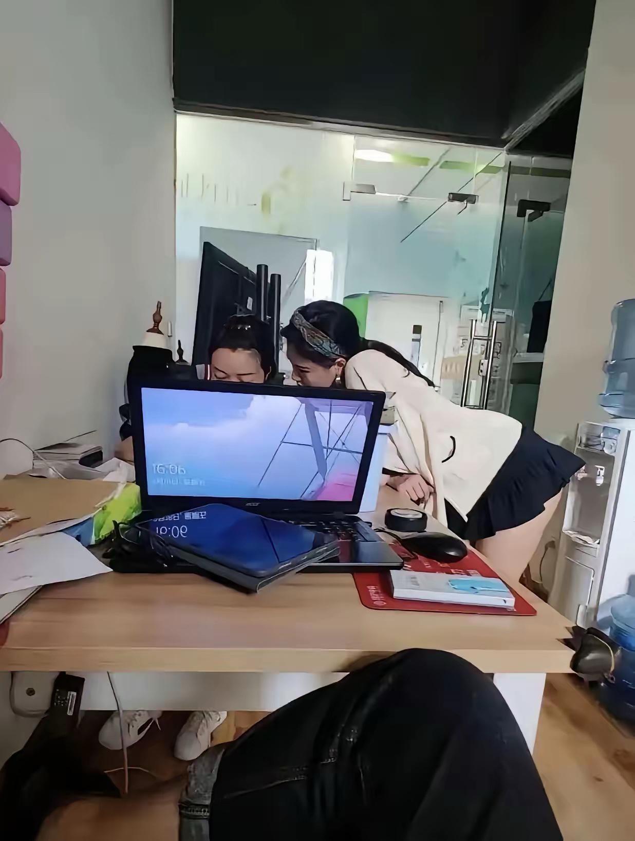 今天上班，我算是真切体会到，环境真的很影响人的专注力。早上我照常坐在工位，对着电
