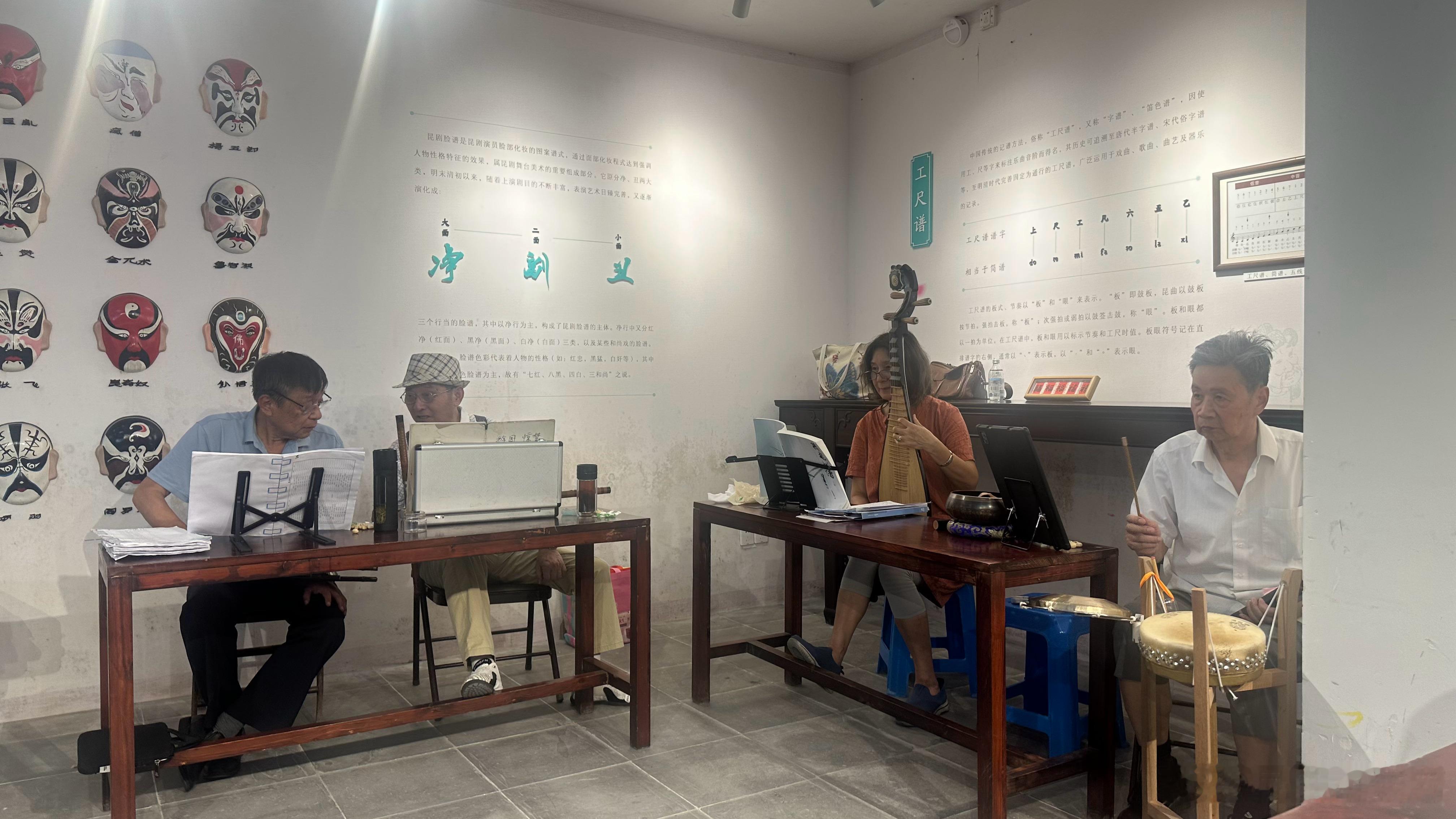 今天承蒙李镇老师邀请各位花繁曲社曲友们聚餐、拍曲，并号召大家购我的新书《半出戏，