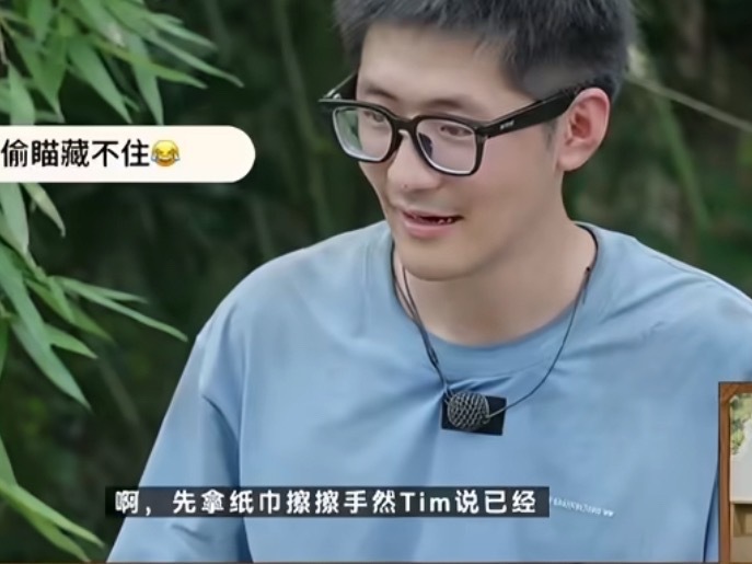 罗永浩荒岛求生也有洁癖都野外求生了罗永浩也得饭前擦手注意看，这个男人叫罗永浩，正