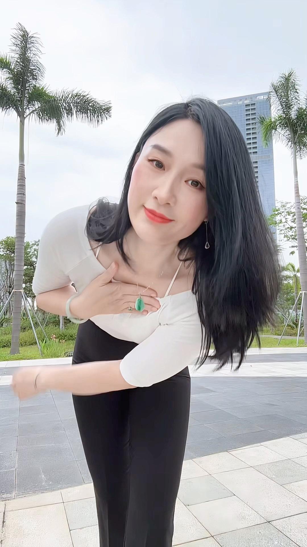 其实一个人挺好 无非就是自由里带 点孤独…