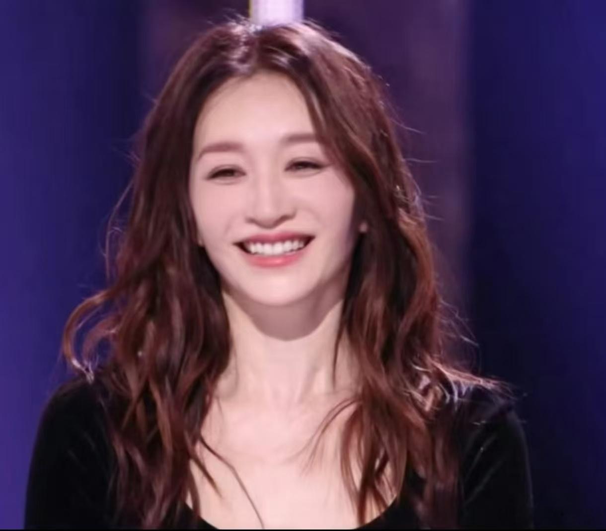 李小冉说讨厌美貌营销 李小冉在节目中聊到被质疑营销美貌，一脸气愤说讨厌，这种不迎