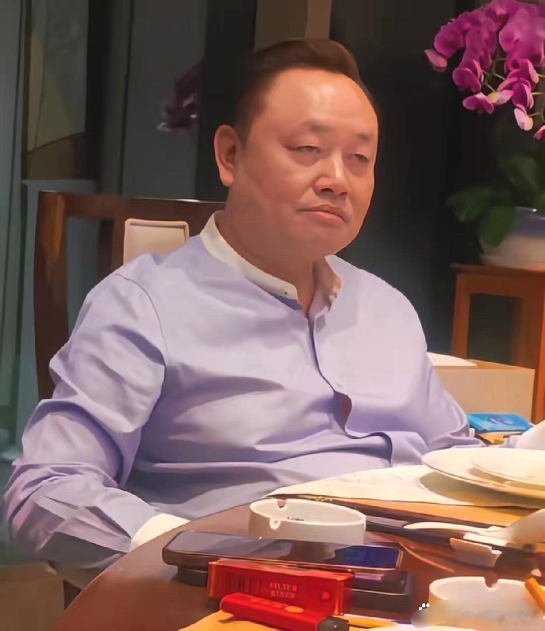 曾经的首富黄光裕，生活依旧奢侈，随身带两部手机外加华子，气质还是那么霸气，真是瘦