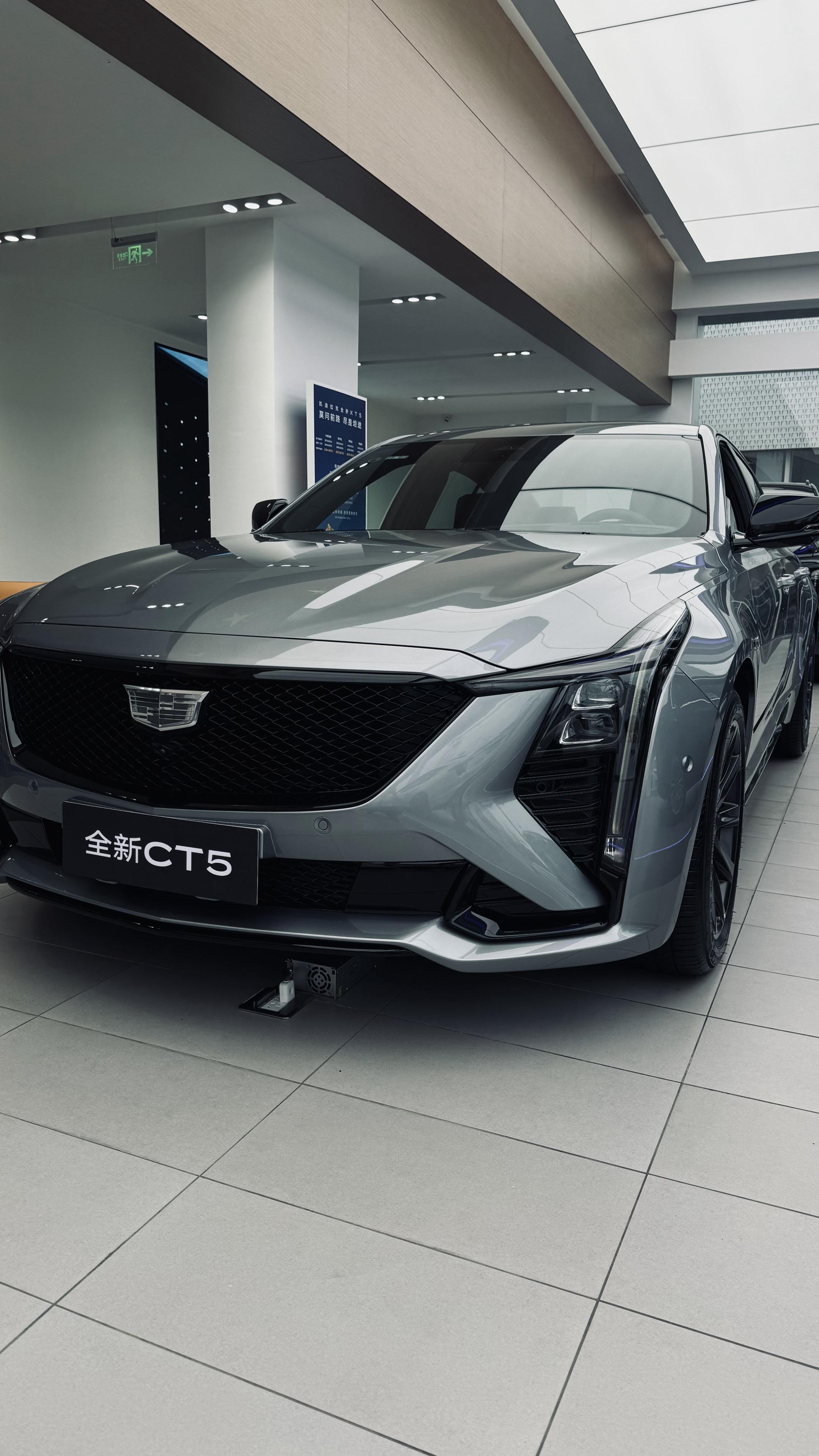 【凯迪拉克CT5赛道｜曼哈顿灰】西装暴徒已上线！这抹赛道灰，生来就为撕...