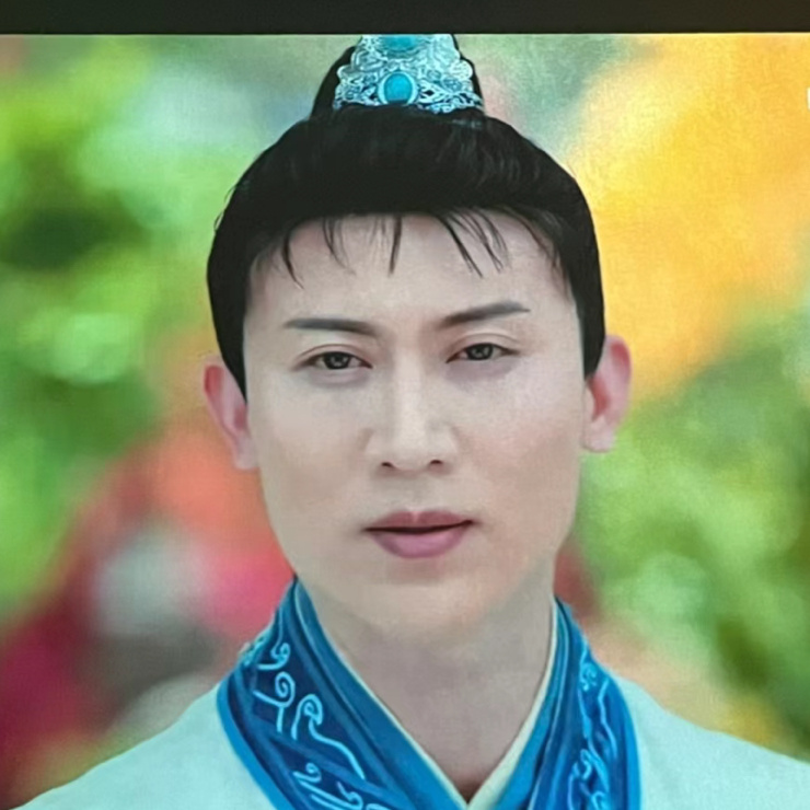 啊这？看到两个大美女争一男镜头一转，还老是切正脸特写镜头一定是头套的原因… ​​