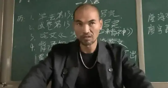 “史上最凶班主任”走红，杜玉明也拍过类似视频，律师：冒充老师并以此牟利，可能涉嫌诈