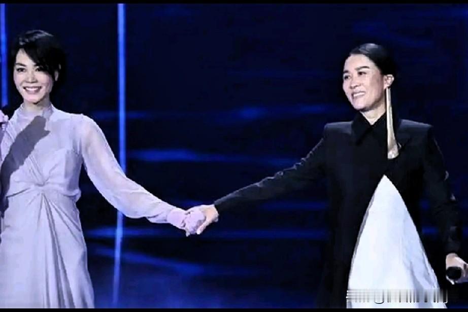 那英北京演唱会竟引得50多位娱乐圈人士现身，这阵仗着实令人惊叹。有人说，人情捧场