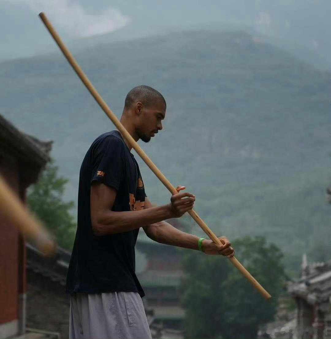 文班晋级总决赛获少林师傅祝福文班亚马在少林寺的师傅在社媒晒出多张文班的图片，并且