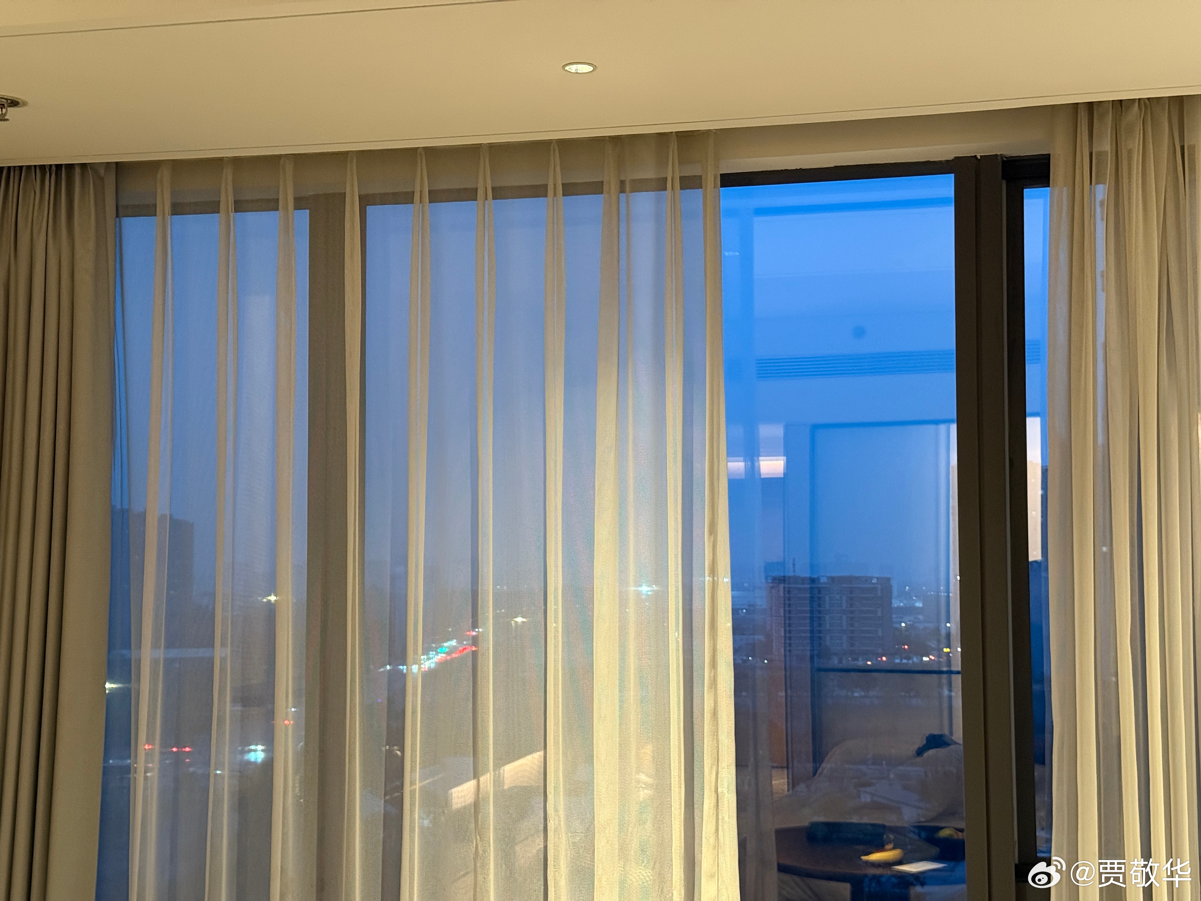 #每天早起打卡# 睡醒一觉7.45啦，外面的天还有点黑，我以为睡迷糊了呢。起床，