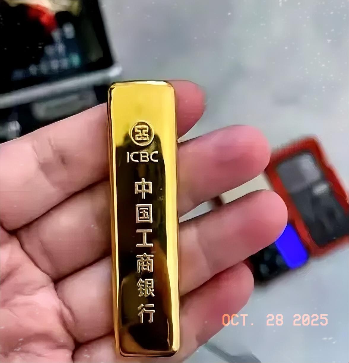 瞒着老公，干了件大事。
五年，300克金条，今天全出了。
当初350一克进的，现