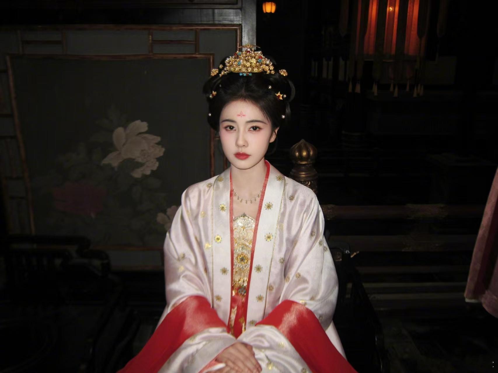 白鹿李佩仪做局坐进了局子白鹿演的李佩仪太飒了！被陷害入狱却沉着主动破局，将囚室变