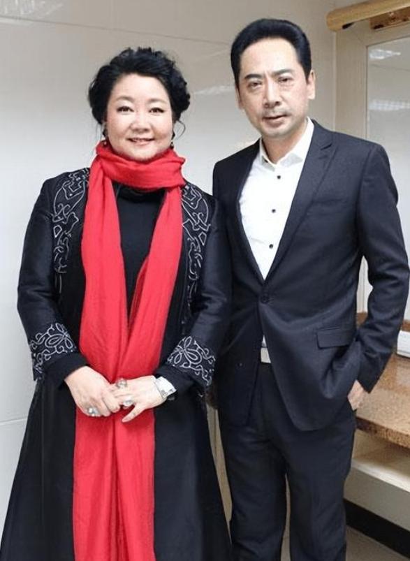 1991年萨日娜258元彩礼嫁同学，11平米筒子楼一住6年没戏拍，被嫌丑时丈夫一