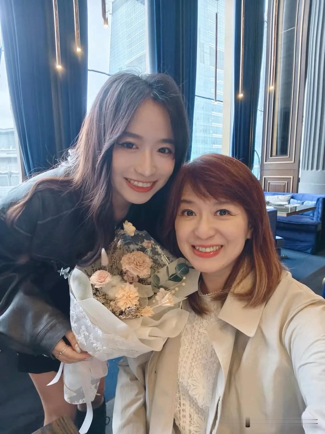周玉琴主播和女儿开心过母亲节
貌似每个孩子上了大学后，基本可以算是和父母完全独立