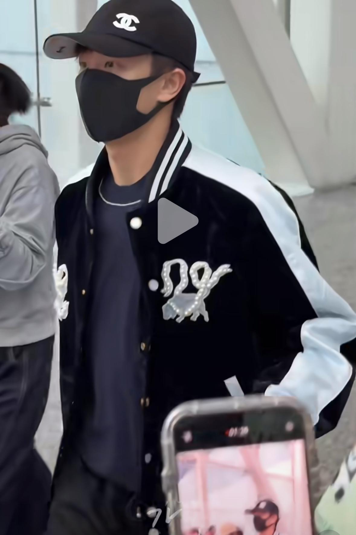 南京乒超总决赛倒计时三天—林高远到上海明润总部集结
男团半决赛在12月27日上午