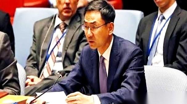 这也是一种极好的“反向剧透”:
以前是纸包火，现在是火燎纸。

看看联合国这一幕