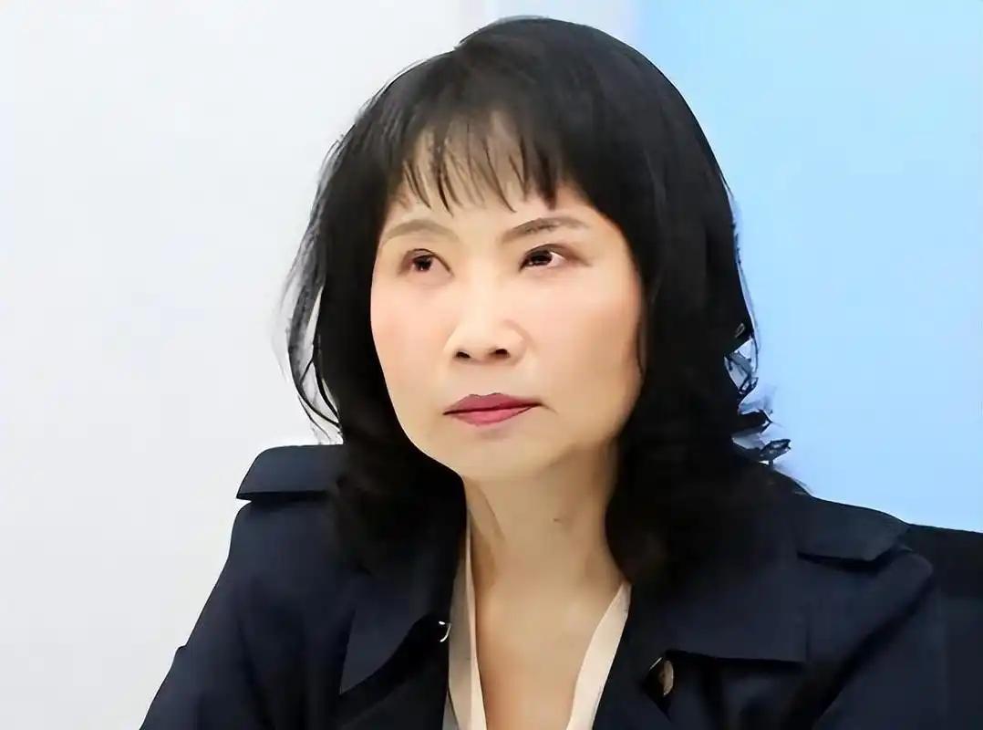 台湾省媒体人陈凤馨表示，按照民调来看，70%以上的台湾地区民众是接受自己是中华民