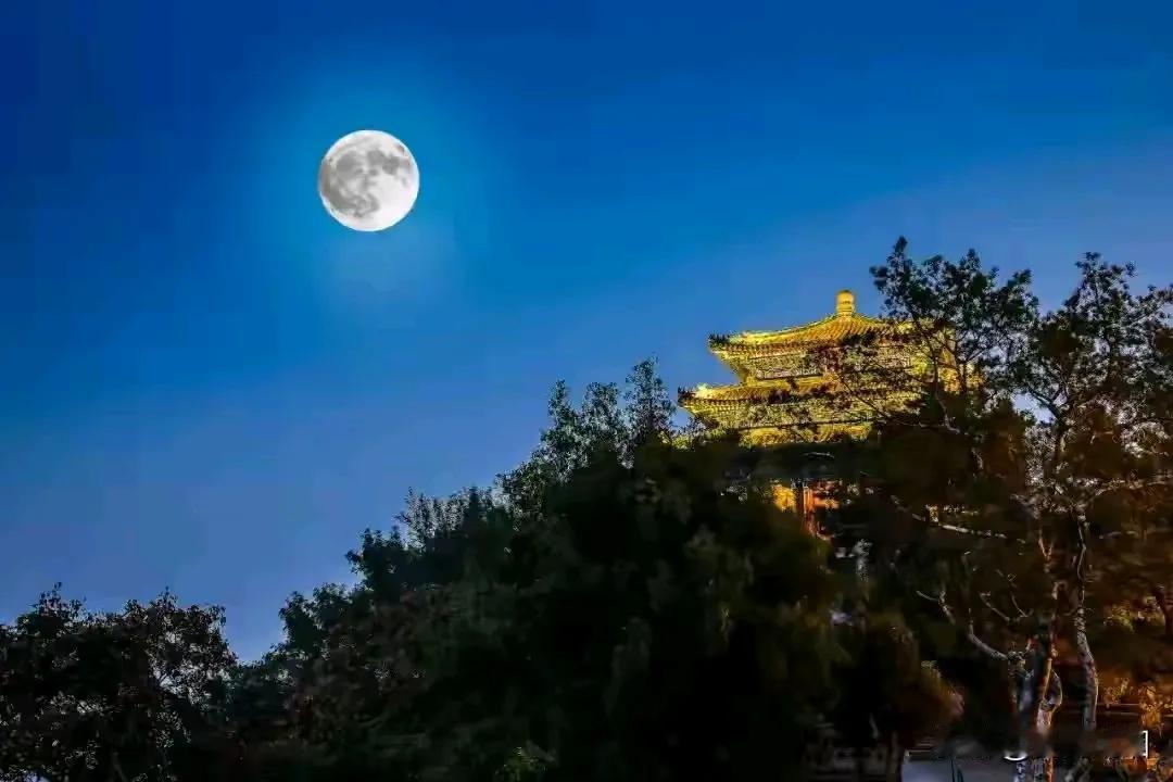 上联：秋月盈盈悬碧空；
下联：？？？