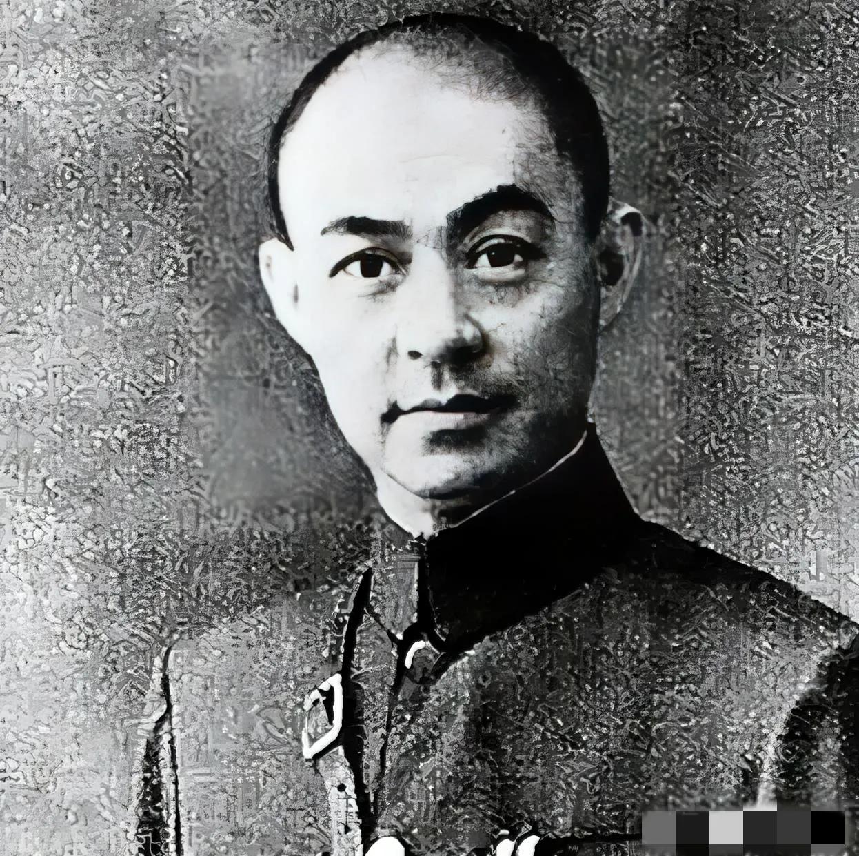 1933年，一士兵打仗扛个大箱子，一路上不撒手，张自忠好奇问到：“你扛得什么？”