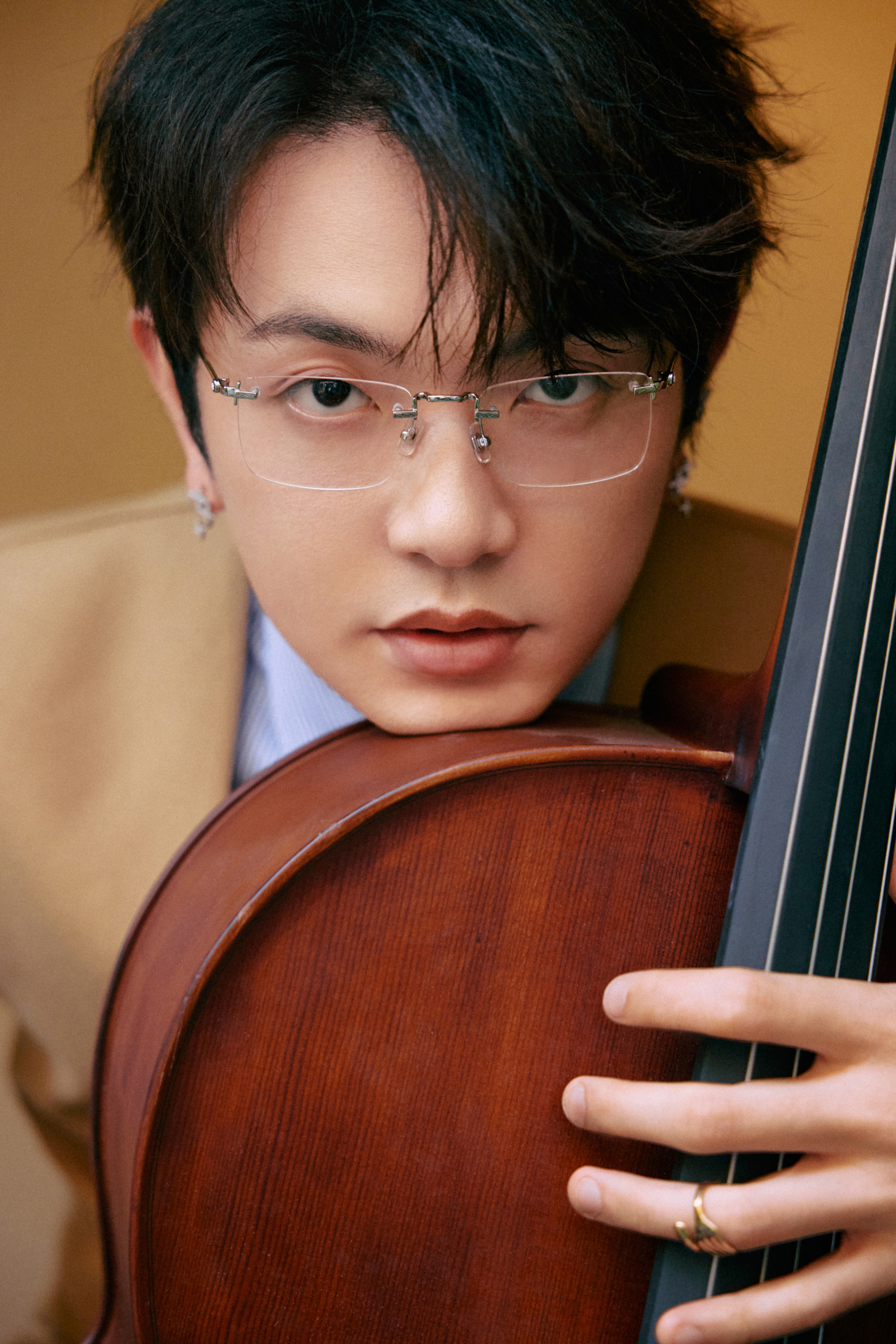 颜人中这次在《声生不息华流季》太绝啦！笔挺西装一上身，民国公子哥的范儿瞬间拉满，