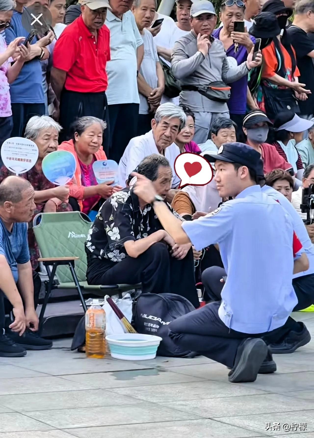 热度爆棚的轮滑交谊舞，
终究还是遇到现实难题。
轮滑爱好者王继成在丰益公园表演轮