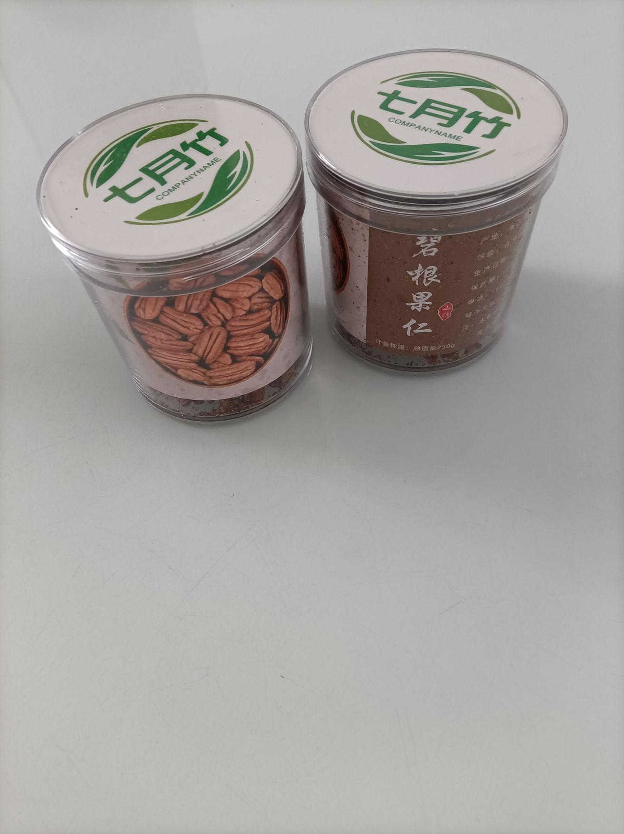 晒出我的今日美食过年了，我儿媳妇买的坚果与水果糖，皆是春节美食！