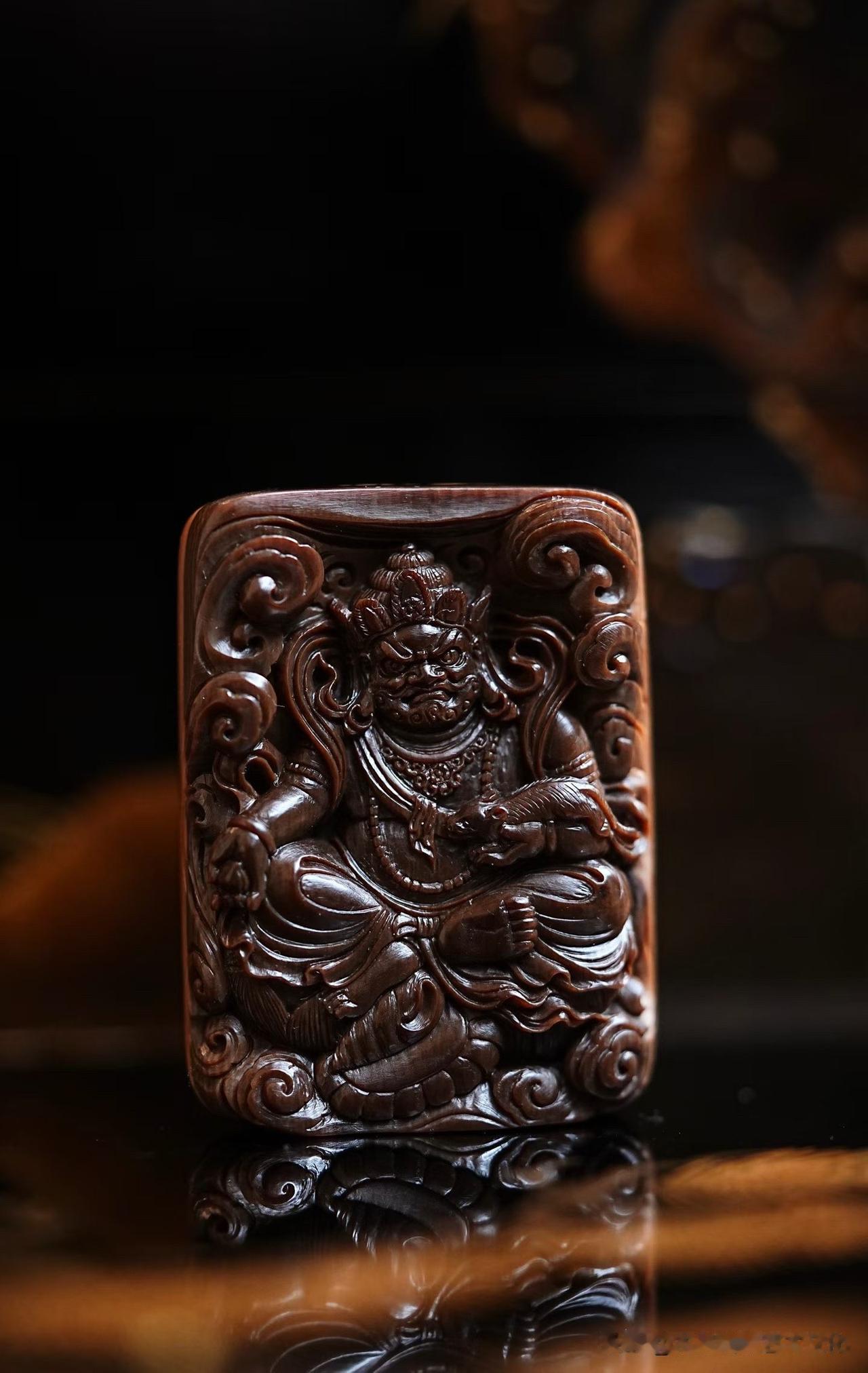 越是方寸之物，越见雕刻真功。

猛犸咖料温润沉静，一尊黄财神端坐其间，神情安然，
