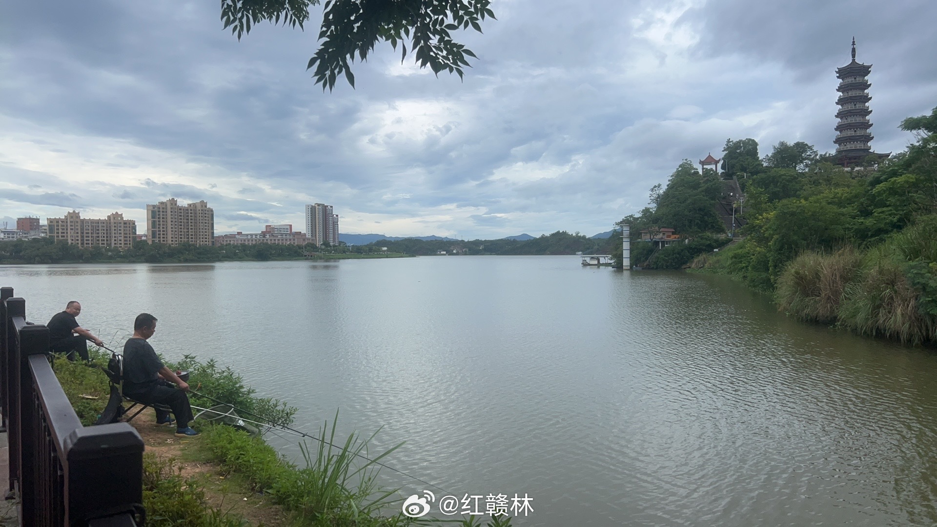 今日小暑 7月7日9时57分将迎来二十四节气中的小暑。巧合的是，就在同一天，地球