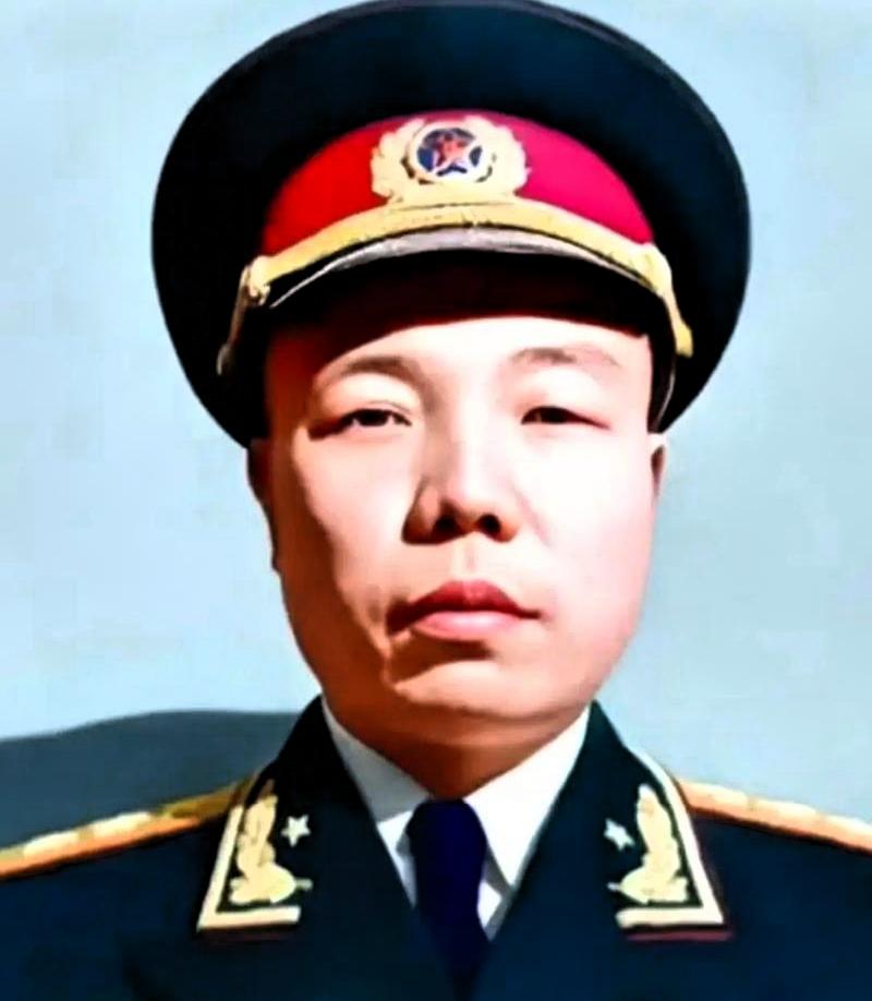 有人问：萧华凭什么13岁担任兴国团县委书记？凭什么22岁统领千军？又凭什么在19