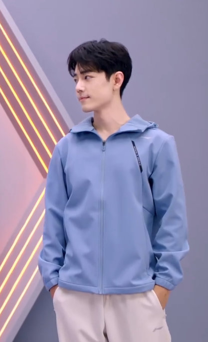 肖战白色羽绒服look 肖战先暖一步 肖战先暖一步，肖战白色羽绒服look，满分