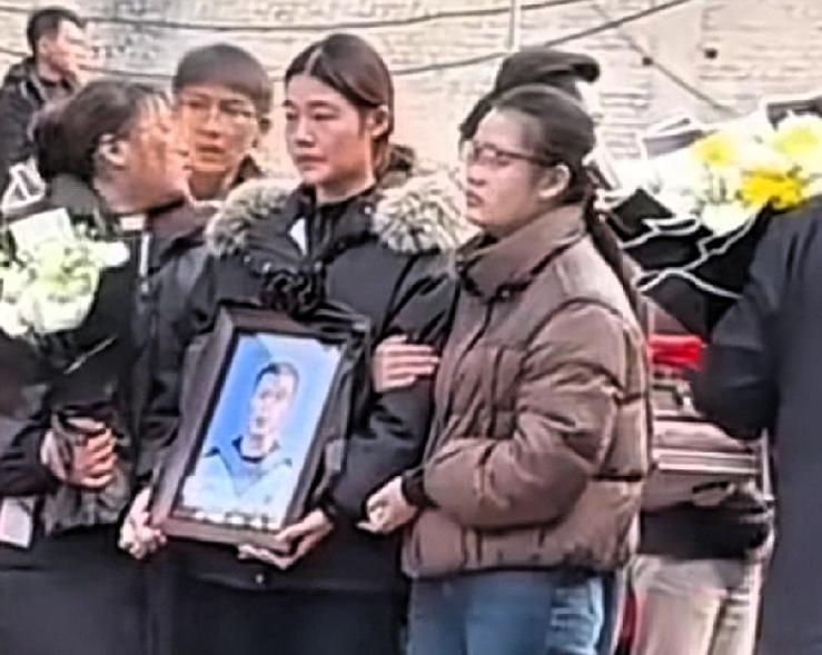 去时胸前带花，
归时国旗覆体。
25岁安徽蒙城小伙谢丛欣把生命永远定格在了军营。